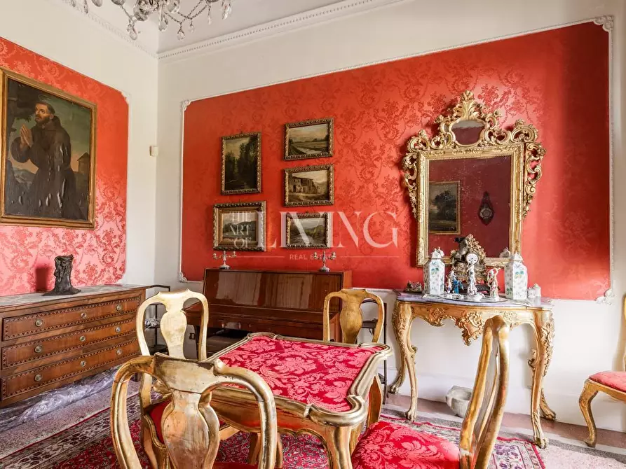 Immagine 13 di Appartamento in vendita  a Lucca