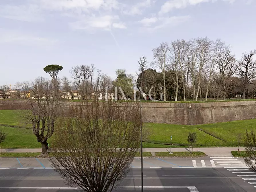 Immagine 26 di Appartamento in vendita  a Lucca