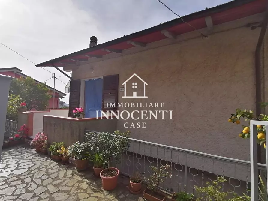 Immagine 3 di Porzione di casa in vendita  a Massa