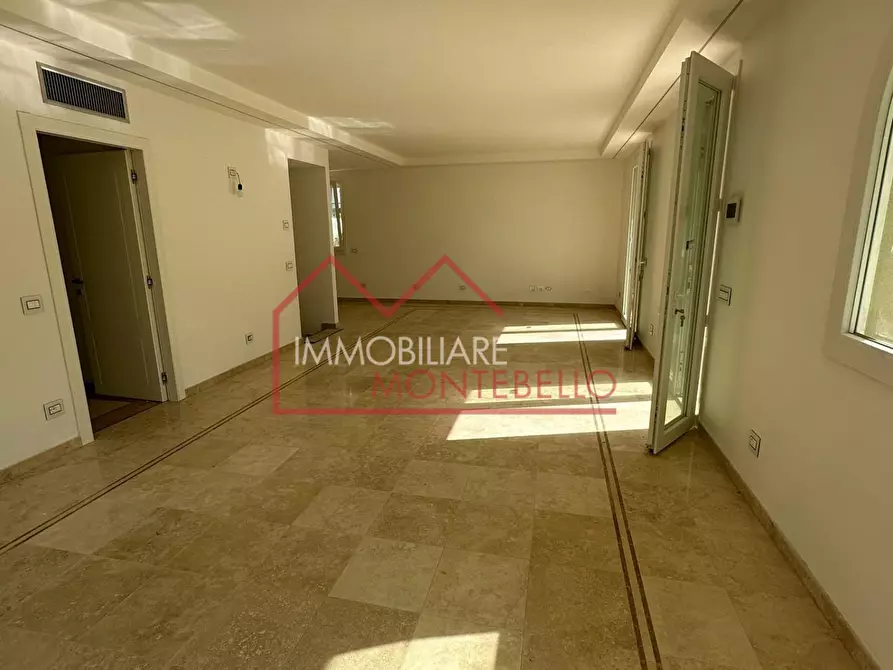 Immagine 2 di Appartamento in vendita  a Viareggio