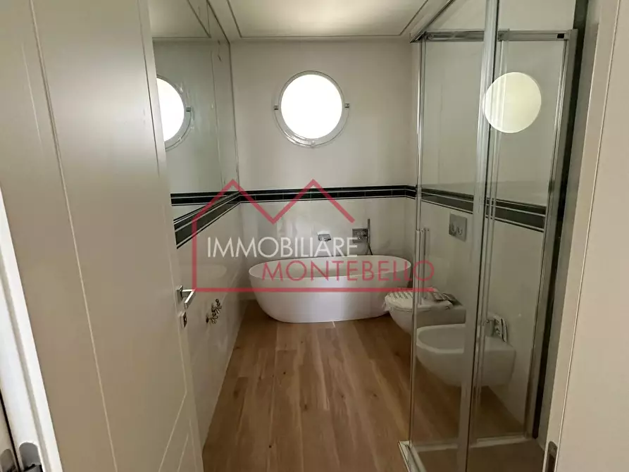 Immagine 12 di Appartamento in vendita  a Viareggio