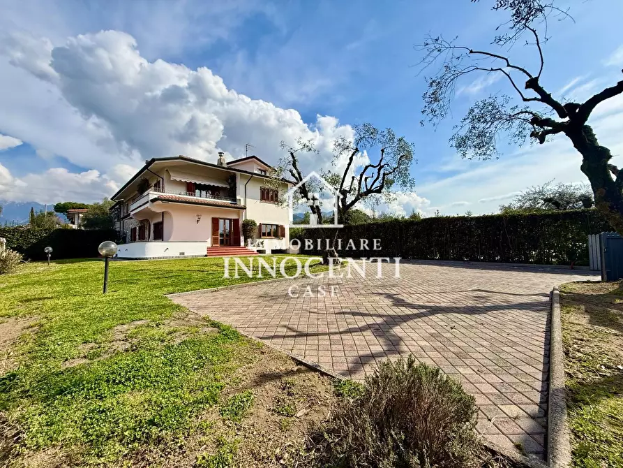 Immagine 1 di Casa bifamiliare in vendita  a Massa