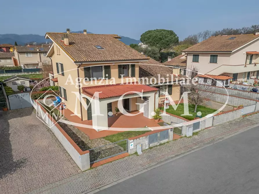 Immagine 1 di Casa trifamiliare in vendita  a Bientina