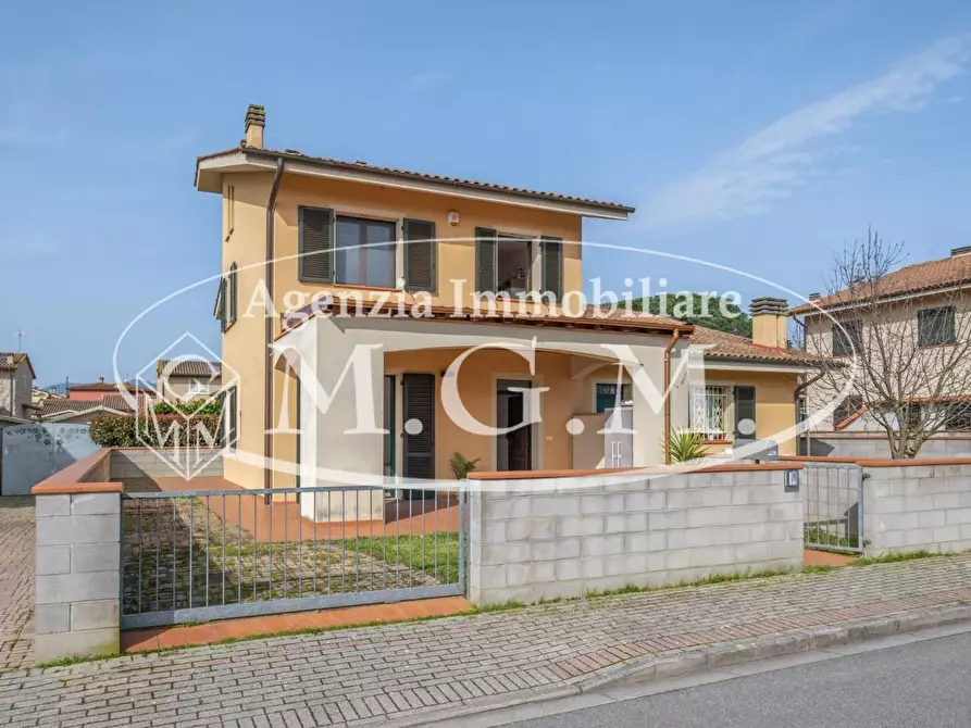 Immagine 2 di Casa trifamiliare in vendita  a Bientina