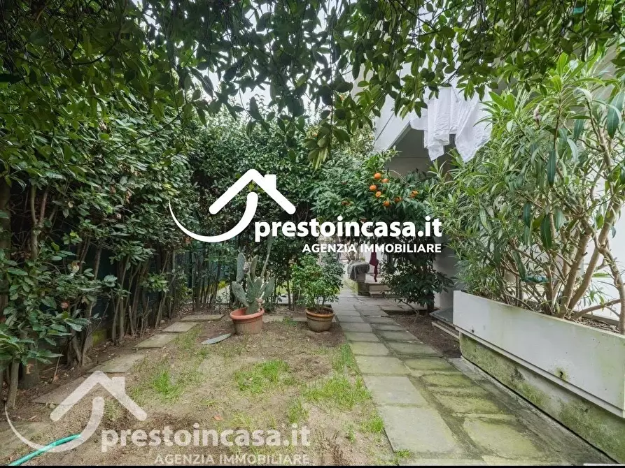 Immagine 18 di Casa bifamiliare in affitto  a Viareggio