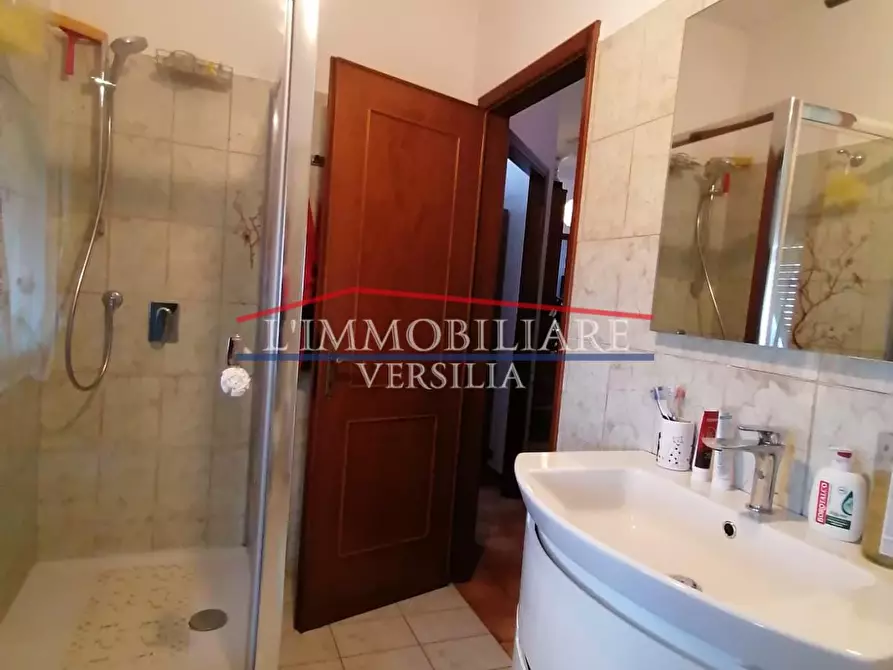 Immagine 21 di Porzione di casa in vendita  a Massa