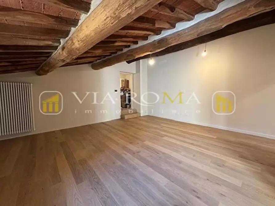 Immagine 13 di Appartamento in vendita  a Lucca