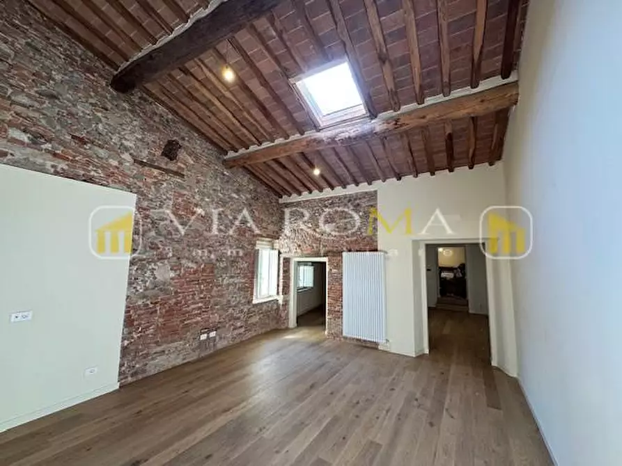 Immagine 17 di Appartamento in vendita  a Lucca