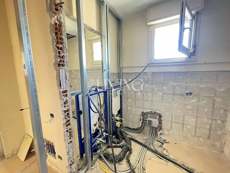 Immagine 11 di Appartamento in vendita  a Lucca