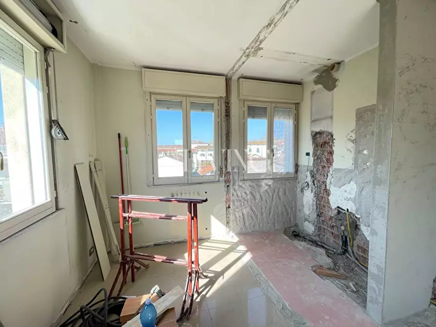 Immagine 14 di Appartamento in vendita  a Lucca