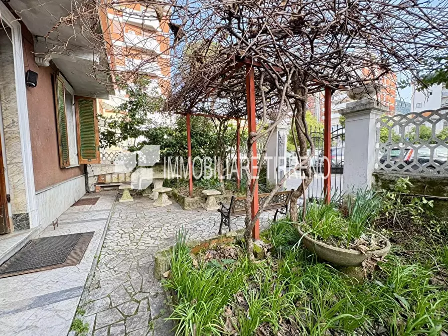 Immagine 4 di Villa in vendita  a Massa