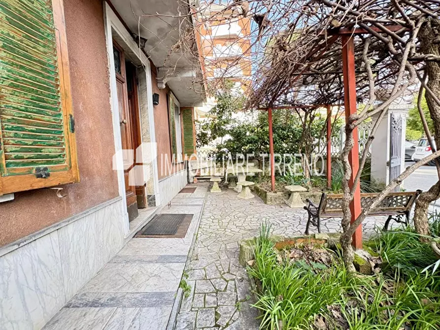 Immagine 3 di Villa in vendita  a Massa