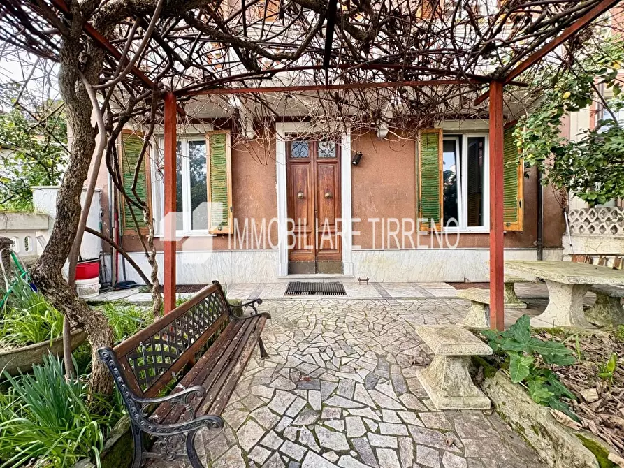 Immagine 1 di Villa in vendita  a Massa