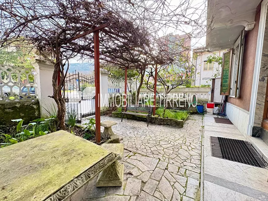 Immagine 2 di Villa in vendita  a Massa