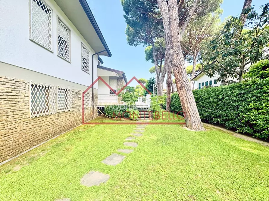 Immagine 5 di Villa in vendita  a Pietrasanta
