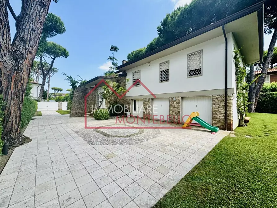 Immagine 8 di Villa in vendita  a Pietrasanta