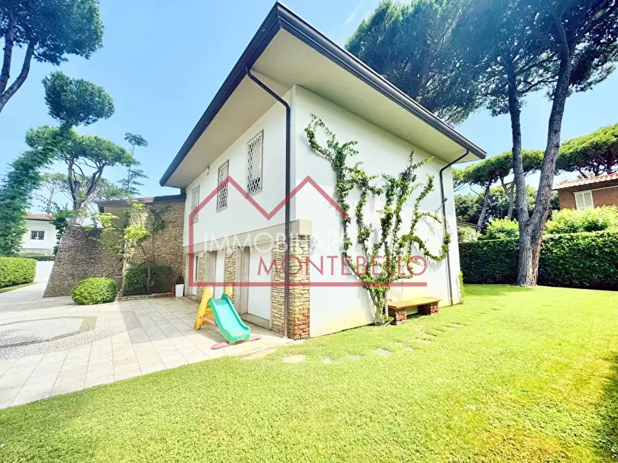 Immagine 6 di Villa in vendita  a Pietrasanta