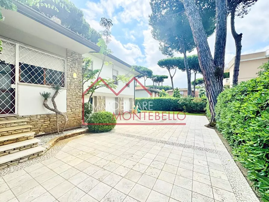 Immagine 9 di Villa in vendita  a Pietrasanta