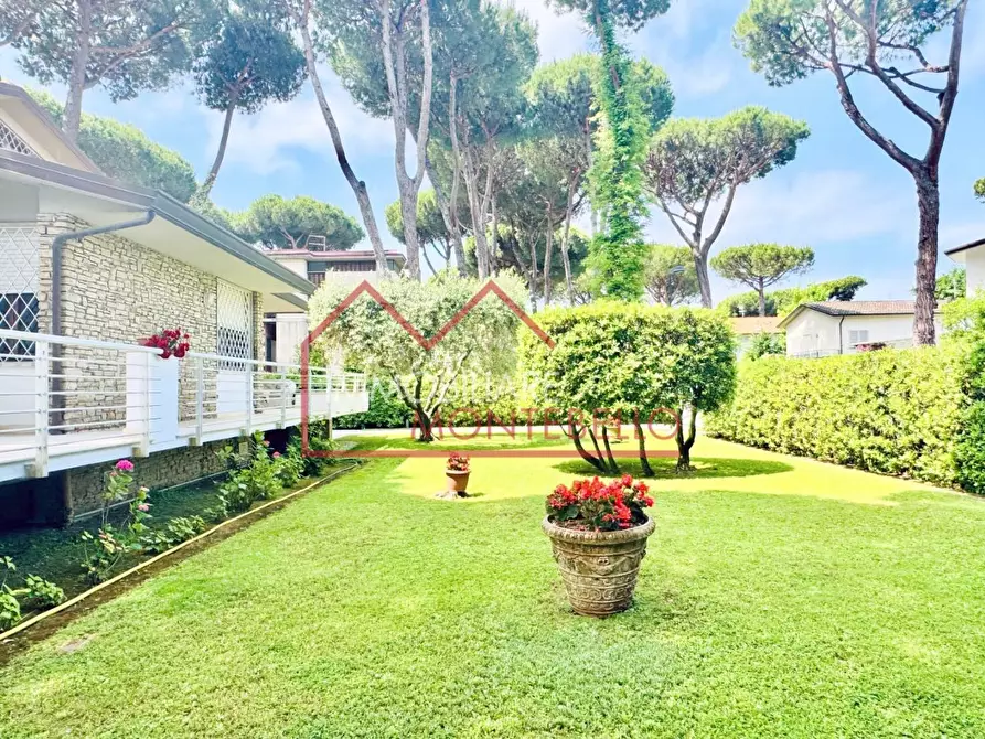 Immagine 2 di Villa in vendita  a Pietrasanta
