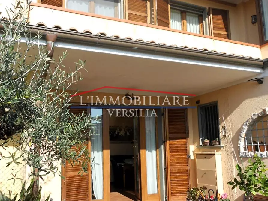 Immagine 2 di Villetta a schiera in vendita  a Pietrasanta