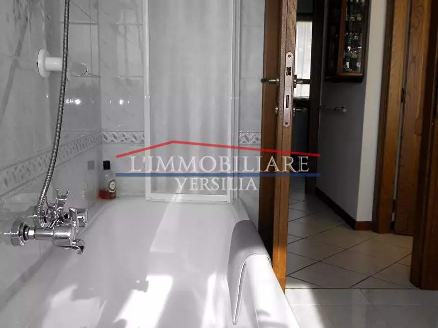 Immagine 46 di Villetta a schiera in vendita  a Pietrasanta