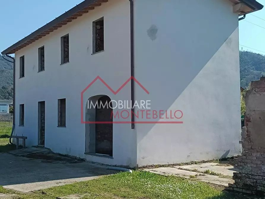 Immagine 1 di Casa colonica in vendita  a Massarosa