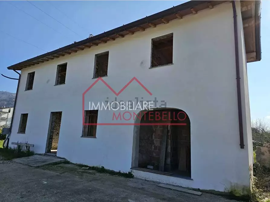 Immagine 8 di Casa colonica in vendita  a Massarosa