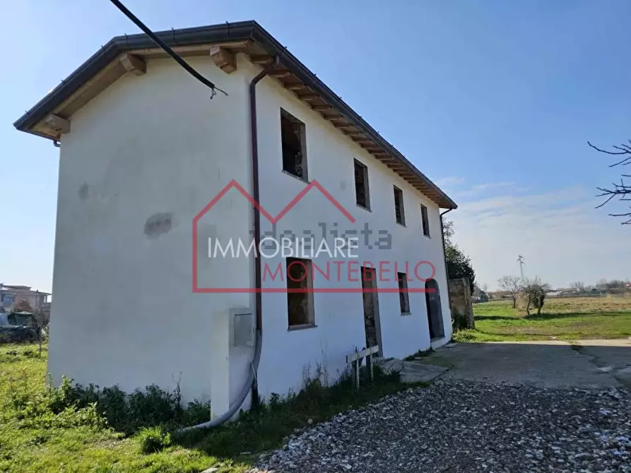 Immagine 4 di Casa colonica in vendita  a Massarosa