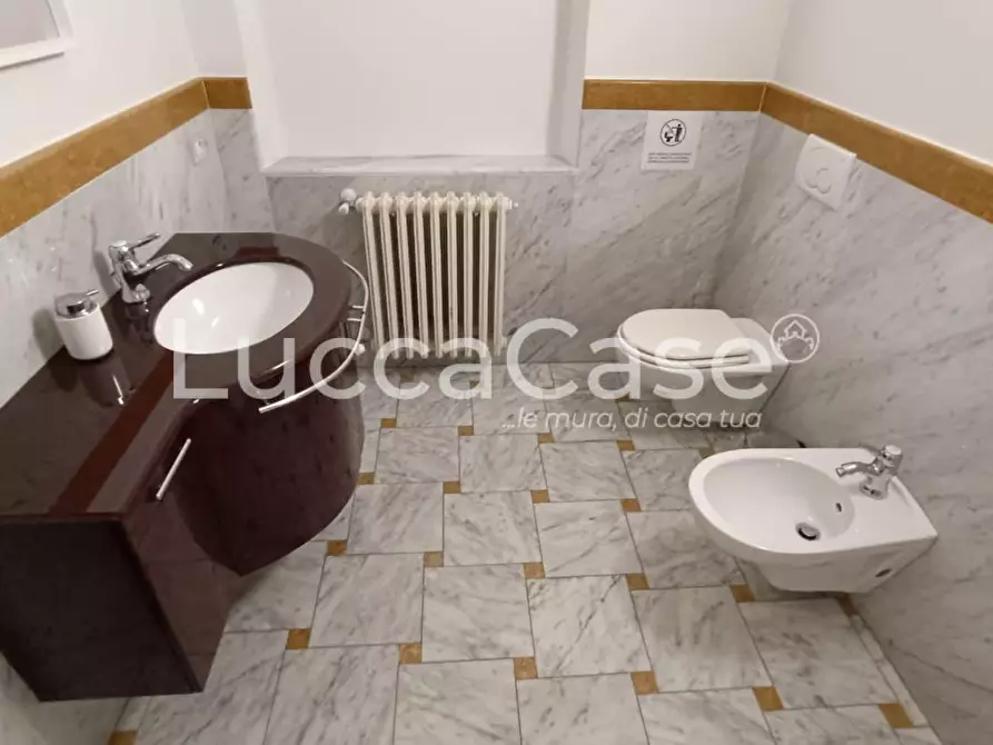 Immagine 35 di Ufficio in affitto  a Lucca