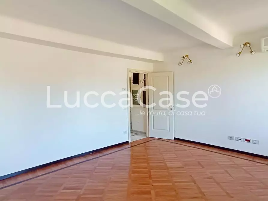 Immagine 14 di Ufficio in affitto  a Lucca