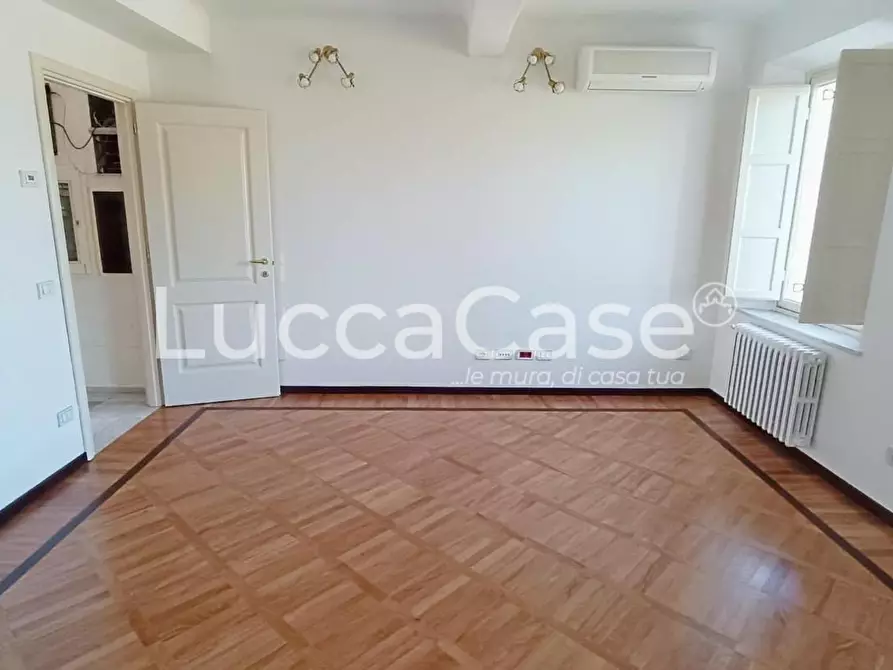 Immagine 15 di Ufficio in affitto  a Lucca