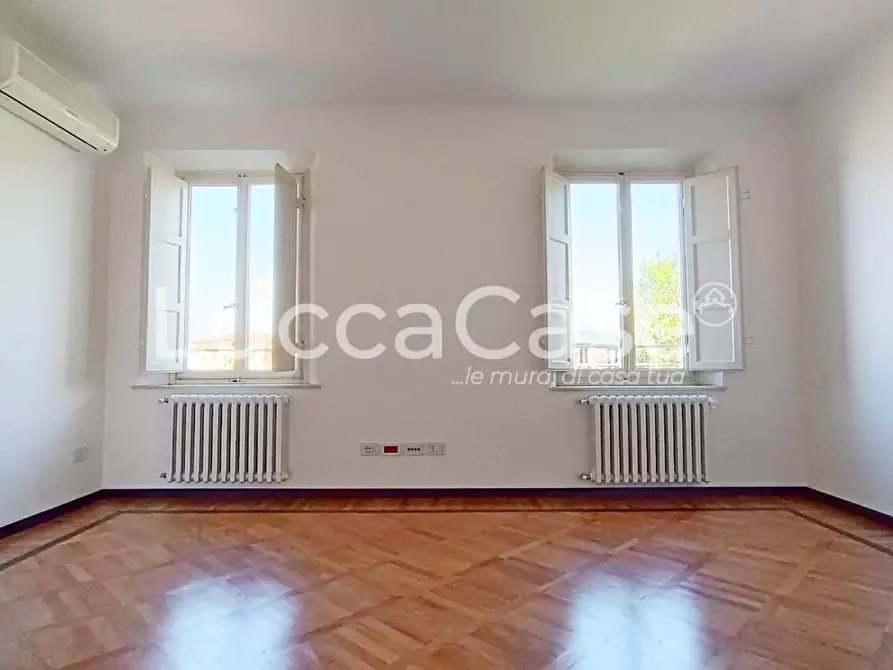 Immagine 17 di Ufficio in affitto  a Lucca