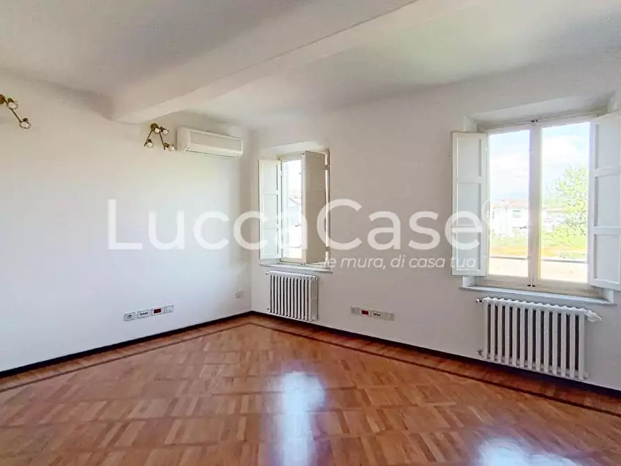 Immagine 16 di Ufficio in affitto  a Lucca