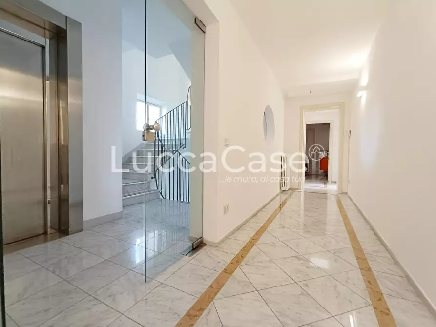 Immagine 8 di Ufficio in affitto  a Lucca