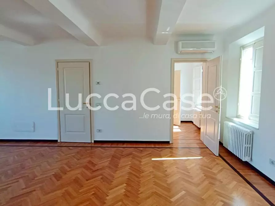 Immagine 10 di Ufficio in affitto  a Lucca