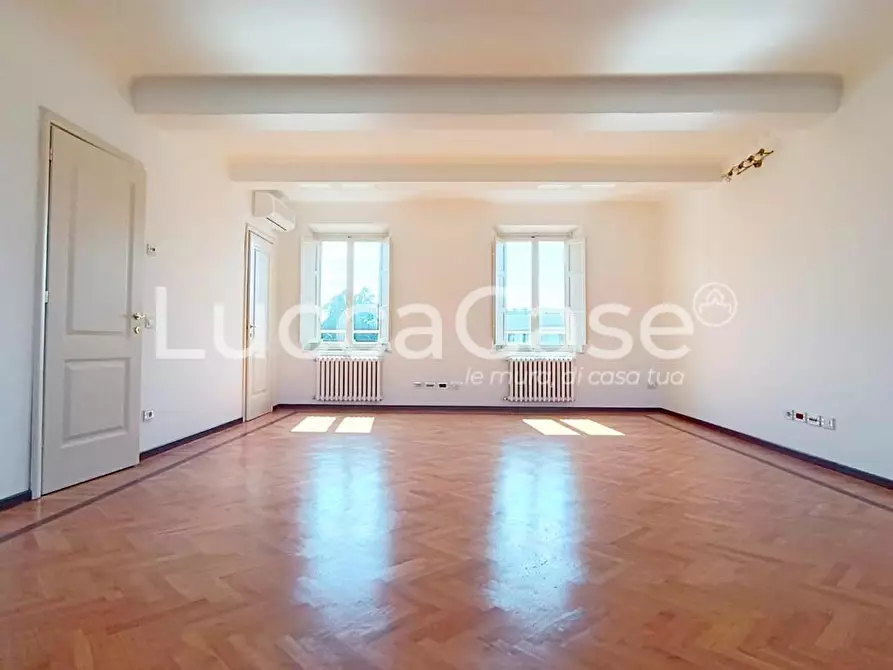 Immagine 12 di Ufficio in affitto  a Lucca