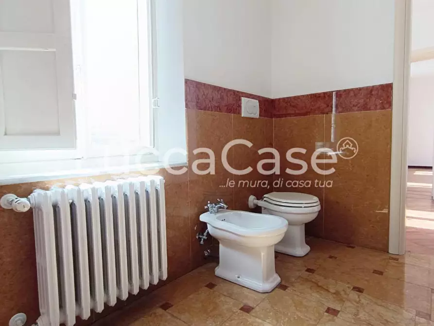 Immagine 23 di Ufficio in affitto  a Lucca