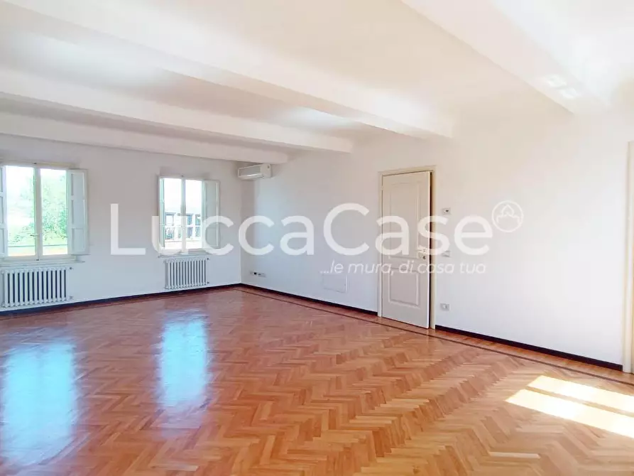 Immagine 11 di Ufficio in affitto  a Lucca