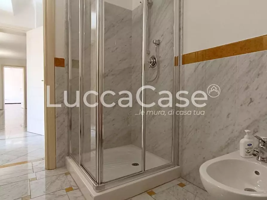 Immagine 21 di Ufficio in affitto  a Lucca