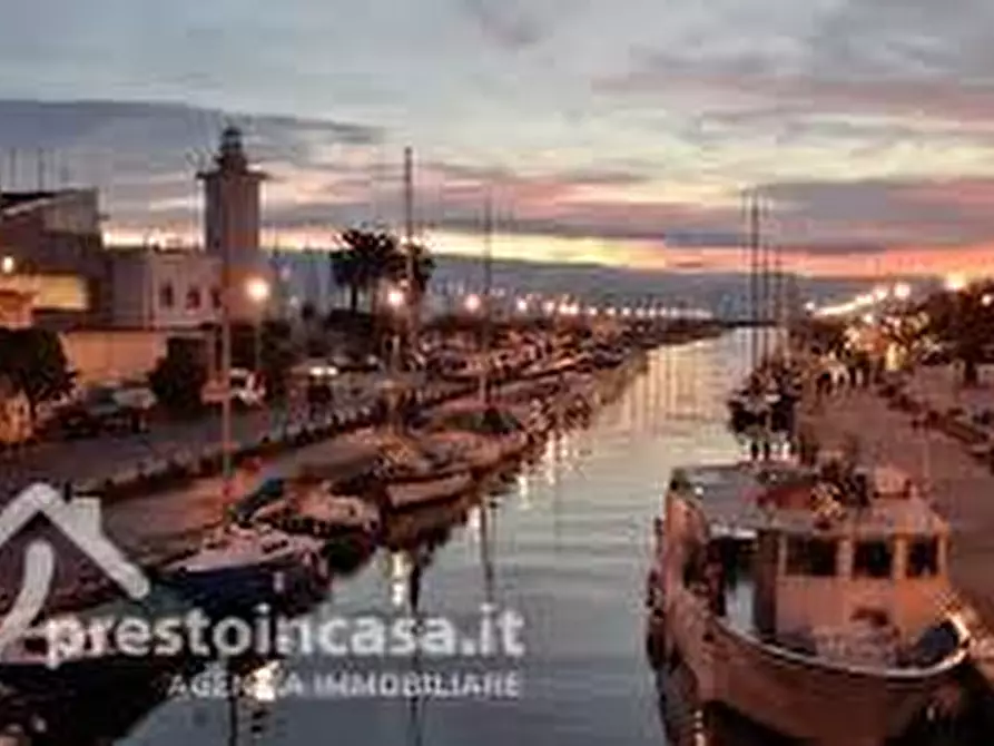 Immagine 11 di Appartamento in vendita  a Viareggio
