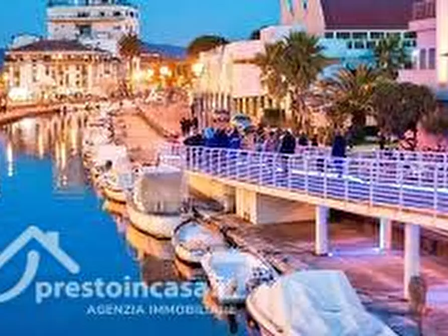 Immagine 13 di Appartamento in vendita  a Viareggio
