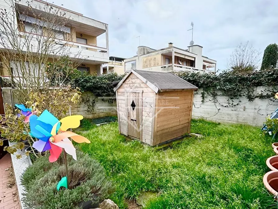 Immagine 2 di Appartamento in vendita  a Carrara