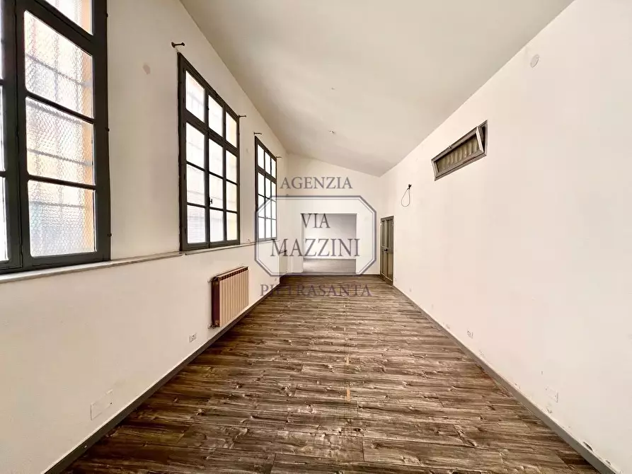 Immagine 11 di Loft/Open space in vendita  a Pietrasanta