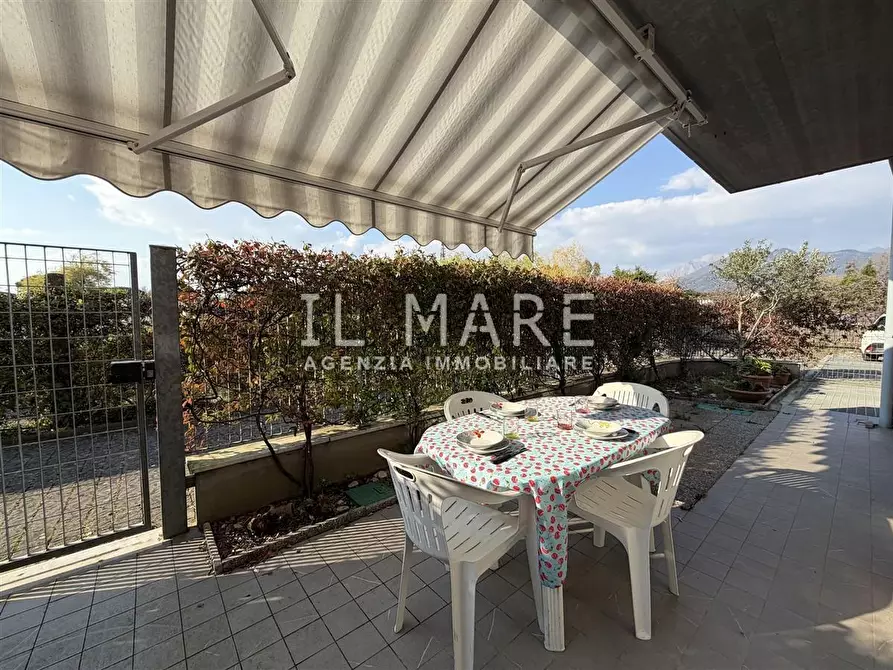 Immagine 2 di Appartamento in vendita  a Massa