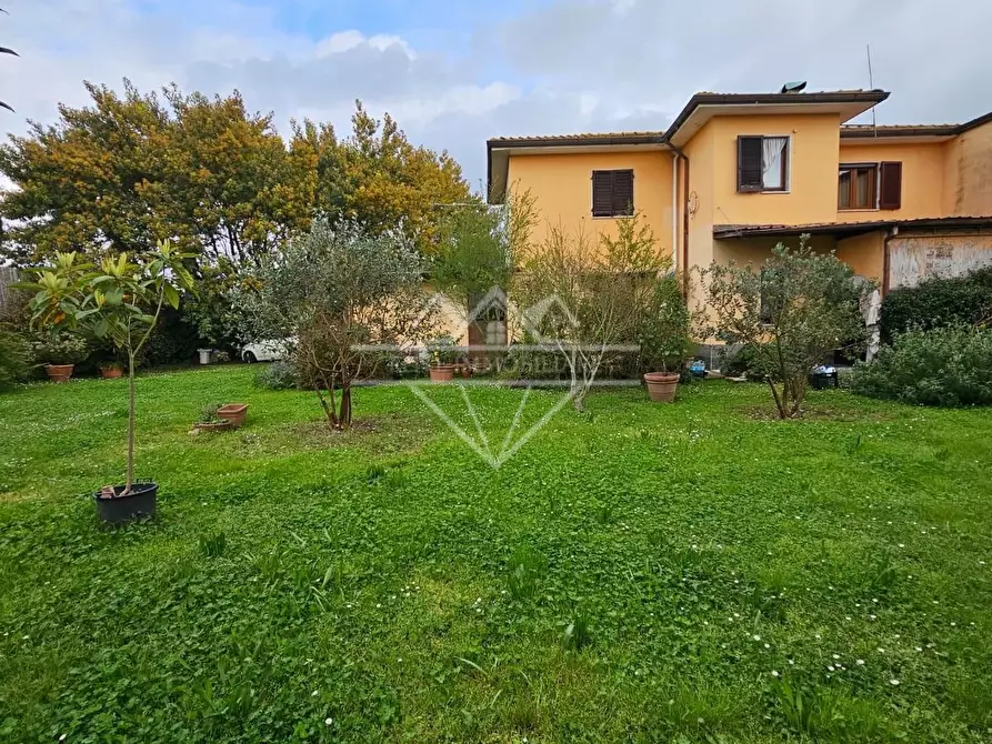 Immagine 2 di Casa bifamiliare in vendita  a Massa