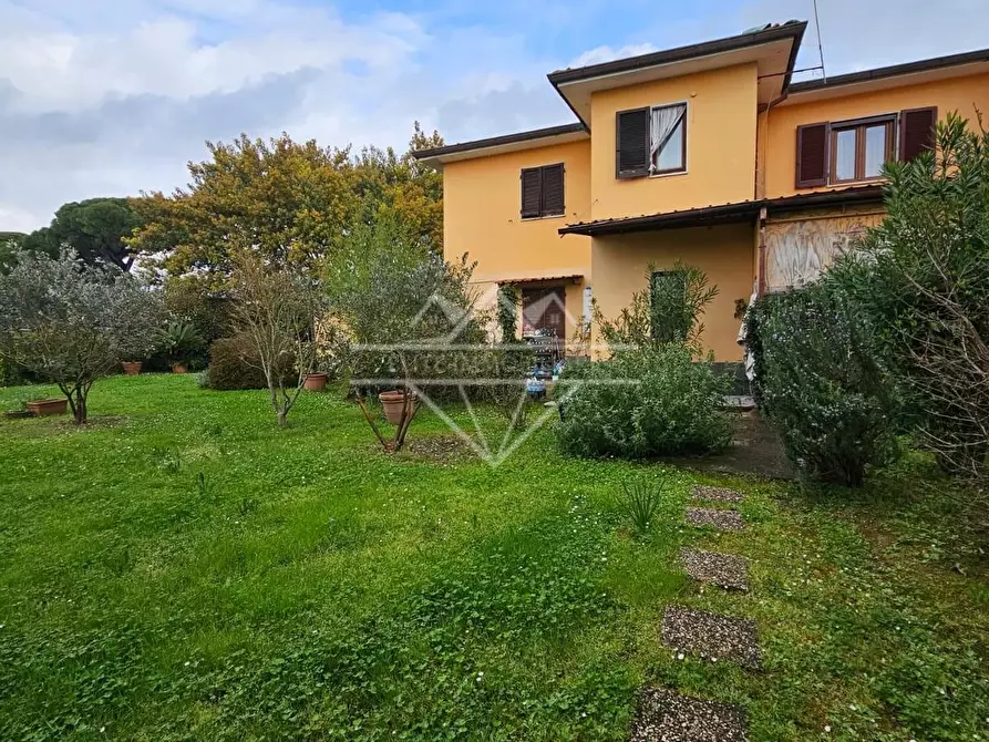 Immagine 1 di Casa bifamiliare in vendita  a Massa