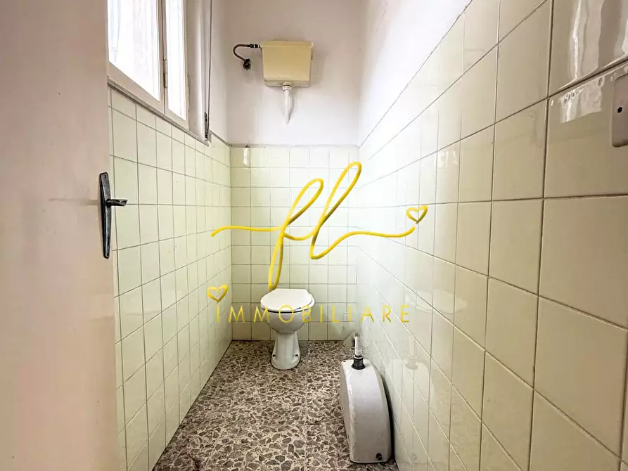 Immagine 6 di Locale commerciale in vendita  a Cecina