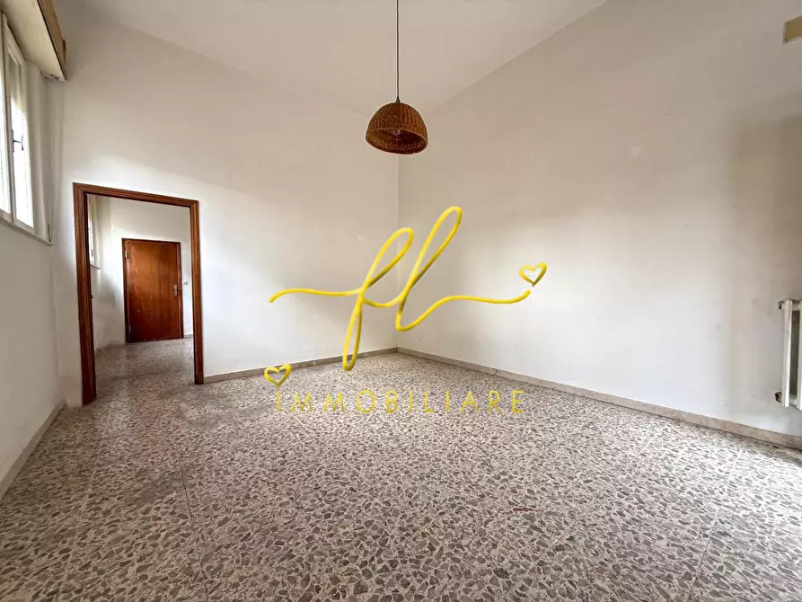 Immagine 2 di Locale commerciale in vendita  a Cecina