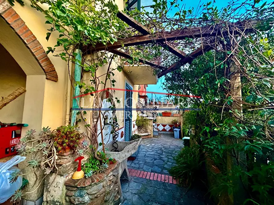 Immagine 2 di Appartamento in vendita  a Massa