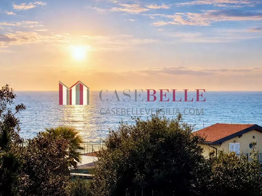 Immagine 1 di Mansarda in vendita  a Pietrasanta